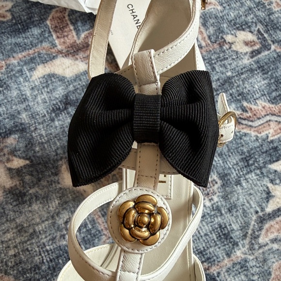 Authentic Chanel Camelia Lambskin & Grosgrain T-Strap Mary Jane Pumps size 37 - Picture 10 of 17